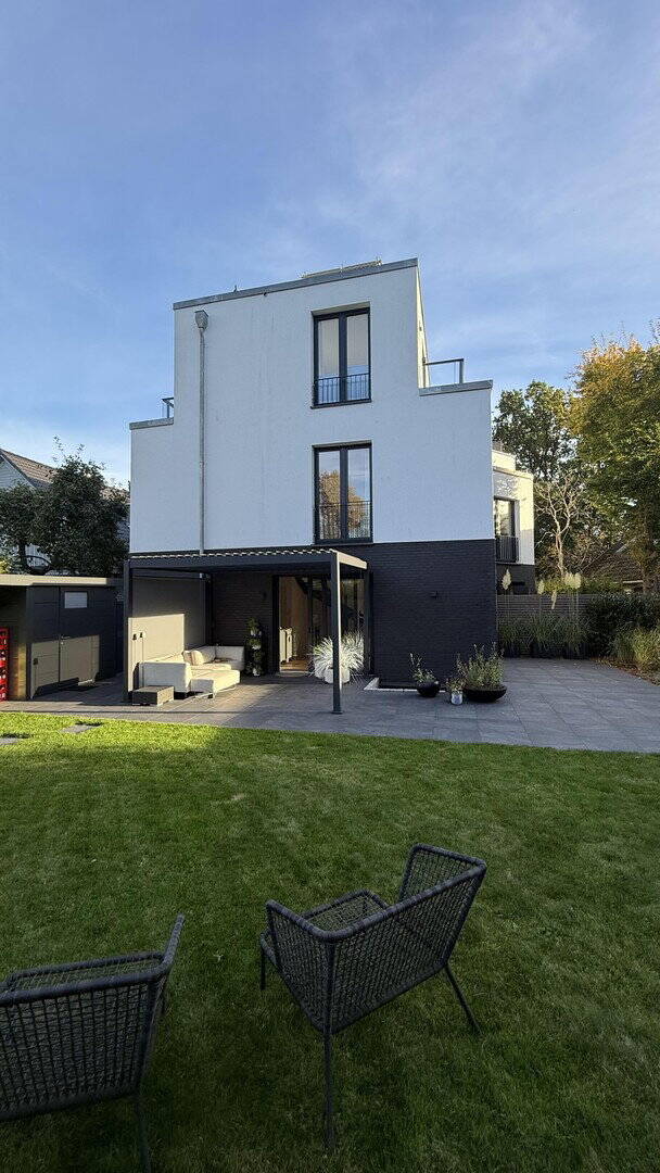 Modernes Endhaus am Brabandkanal mit großem Garten, Dachterrasse und Wellnessbereich – Hamburg – Bild 1 von 9