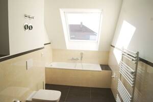 Viel Platz im Dachgeschoss! + Loggia + Parkett + Wanne & Dusche + Fußbodenheizung + PKW-Stellplatz – 4155 Leipzig – Vorschaubild 5