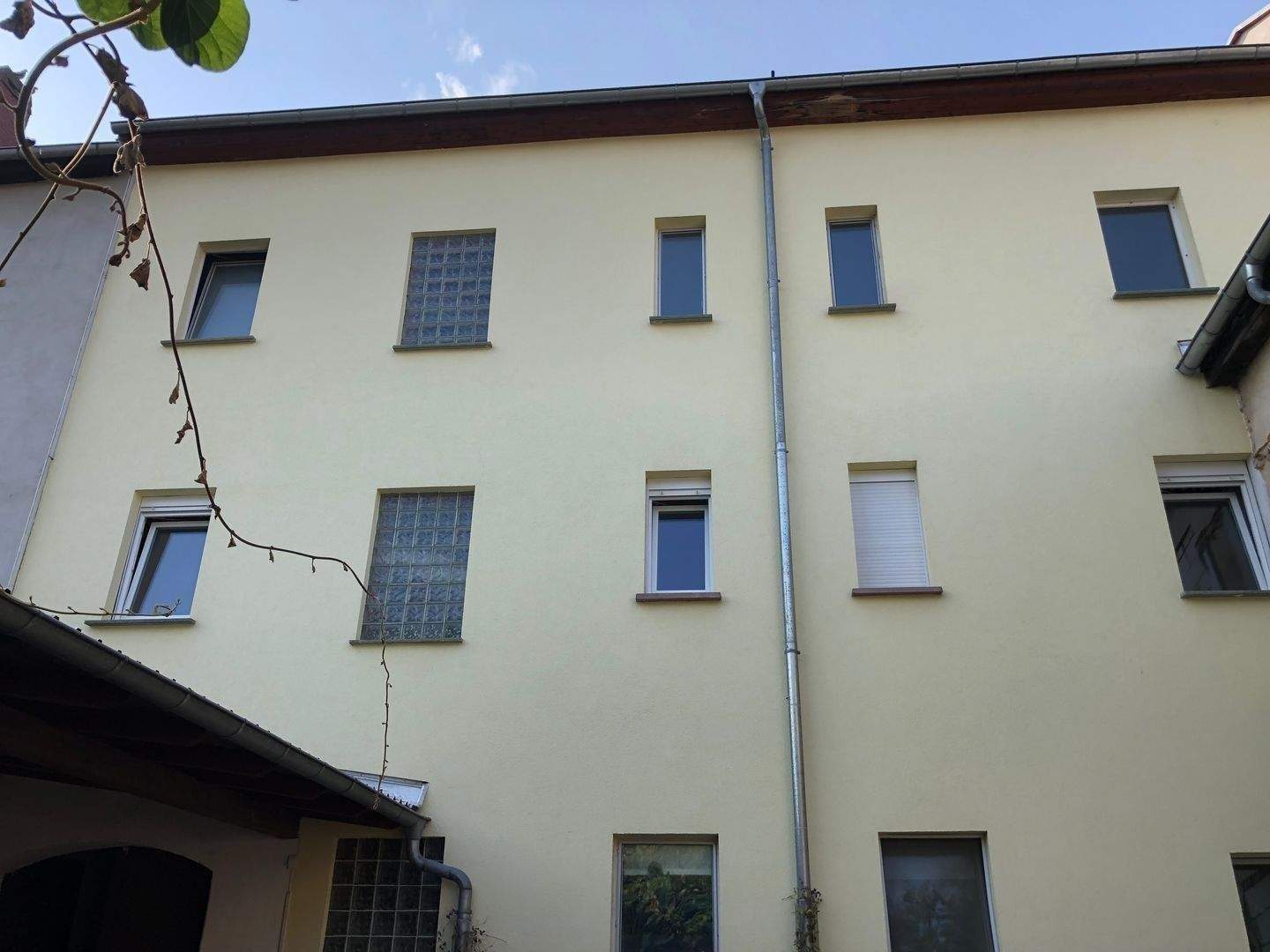 APOLDA – Teilsaniertes Mehrfamilienhaus mit viel Potential durch Ausbaureserven, Nebengelaß und Zufahrt – Apolda – Vorschaubild 6
