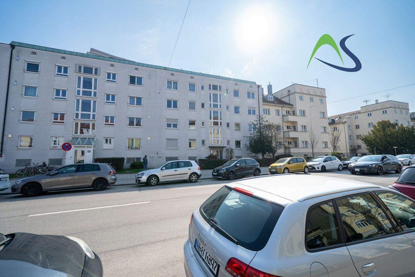 Frisch renovierte Dreizimmerwohnung mit Südbalkon und Garage im inneren Westen