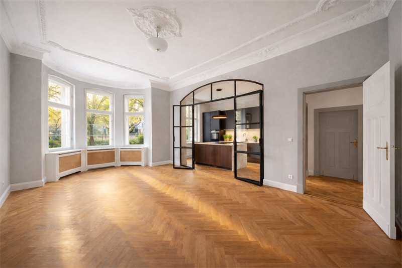 4.611,- €pro QM- Stilvolle 20er Jahre-Villenhälfte zum Modernisieren- vis á vis vom Park! – Berlin – Bild 1 von 9