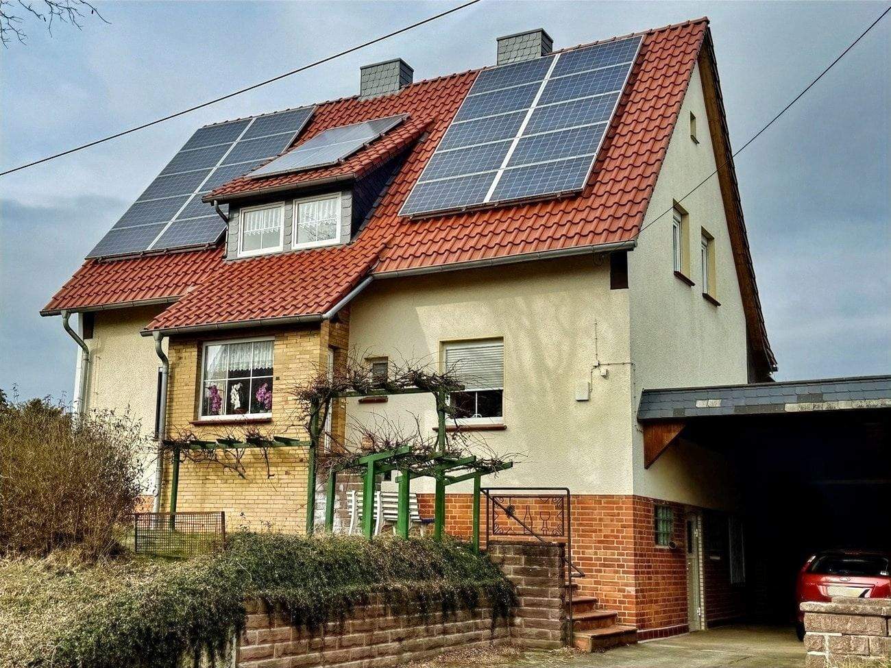 Einfamilienhaus mit 7 Zimmern, 2 Bädern, Vollkeller und PV-Anlage – Barsinghausen – Bild 1 von 8