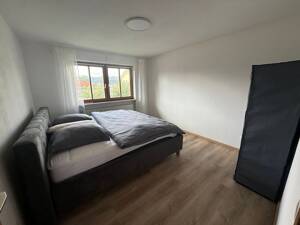 Möblierte 3-Zi.-Whg. mit Garten, Balkon, Hobbyraum & Garagenstellplatz – 83620 Feldkirchen-Westerham – Vorschaubild 2