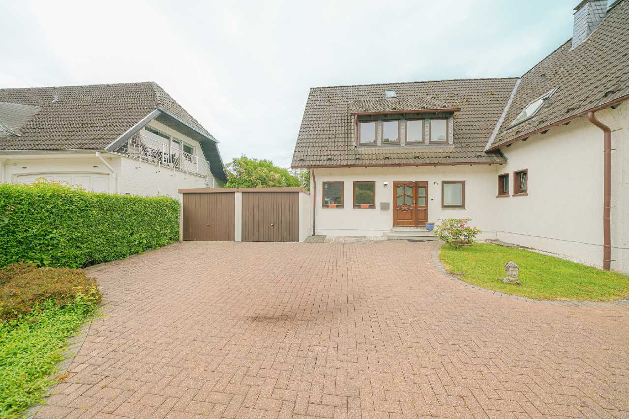 Breitscheid: Einfamilienhaus mit Garten und 2 Garagen