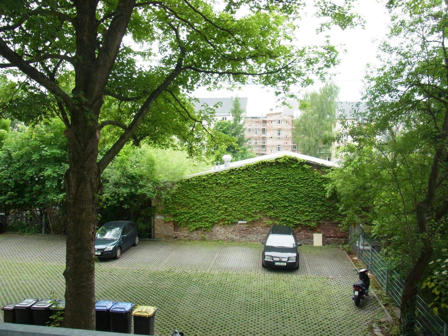 Seitenstraße, West Balkon, Tageslichtbad mit Stellplatzoption – Chemnitz – Bild 1 von 9