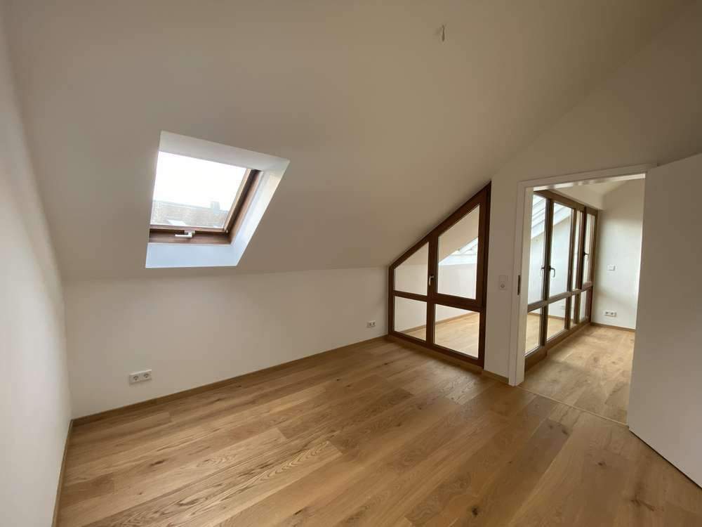 Stilvolle Maisonette-Dachgeschosswohnung mit Wintergarten, Galerie, Aufzug & TG-Stellplatz – Nürnberg – Vorschaubild 6