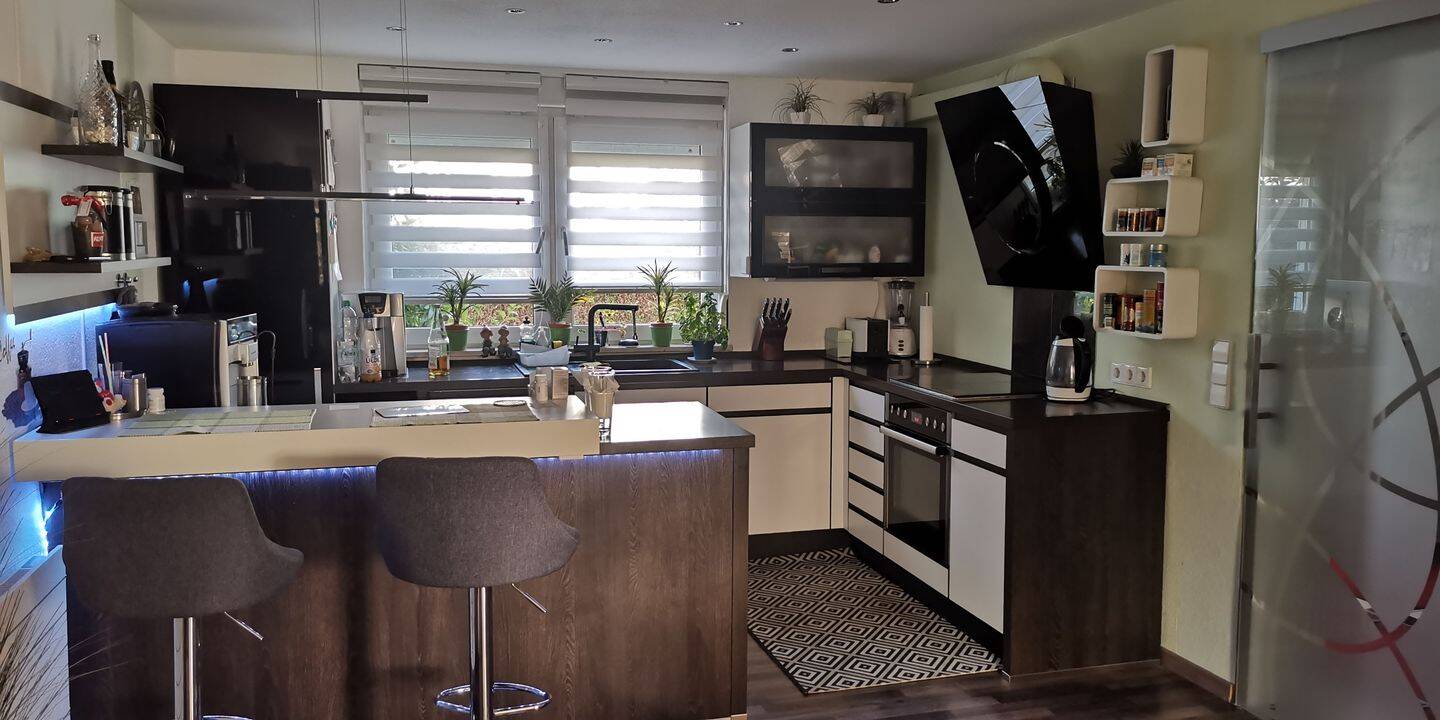 Charmantes Reihenhaus in ruhiger Lage (Sackgasse) mit herrlichem Garten, Terrasse, Garage, Carport, **Provisionsfrei von Privat** – Königsbach-Stein – Vorschaubild 4