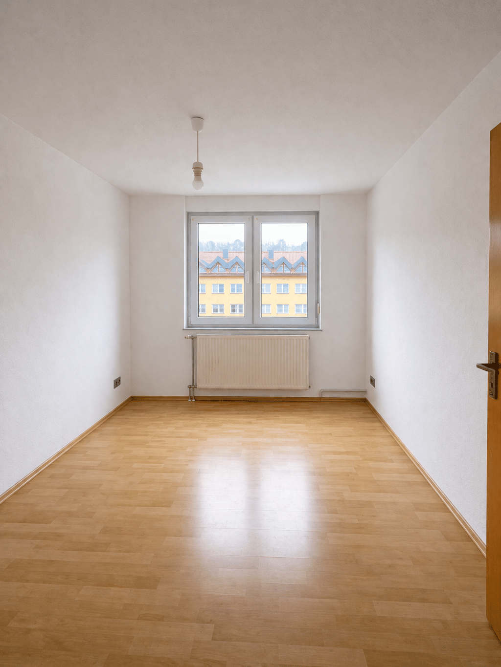 Helle und neu sanierte 3- Zimmer Whg. mit großer Dachterrasse und Stellplatz in zentraler Lage – Pforzheim – Vorschaubild 3