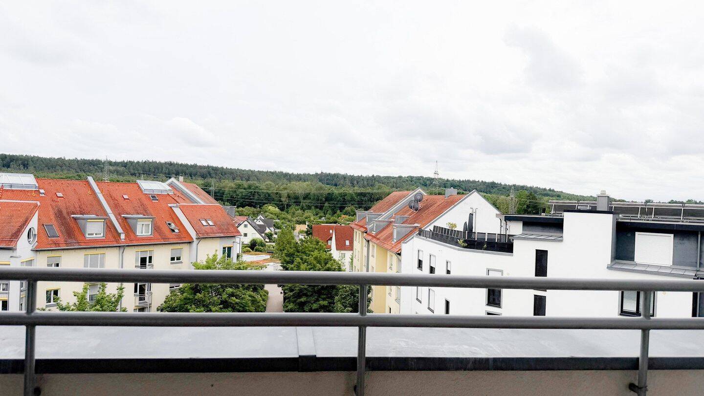 Betreutes Wohnen mit Dachterrasse: Weitblick über den Stadtwald, bezugsfertig und provisionsfrei