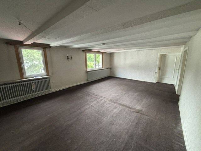 Immobilienpaket: Wohnung (ca. 111 m²), Dachboden, EG-Gewerbe und Miteigentumsanteil am Grundstück – Eslohe – Bild 1 von 9