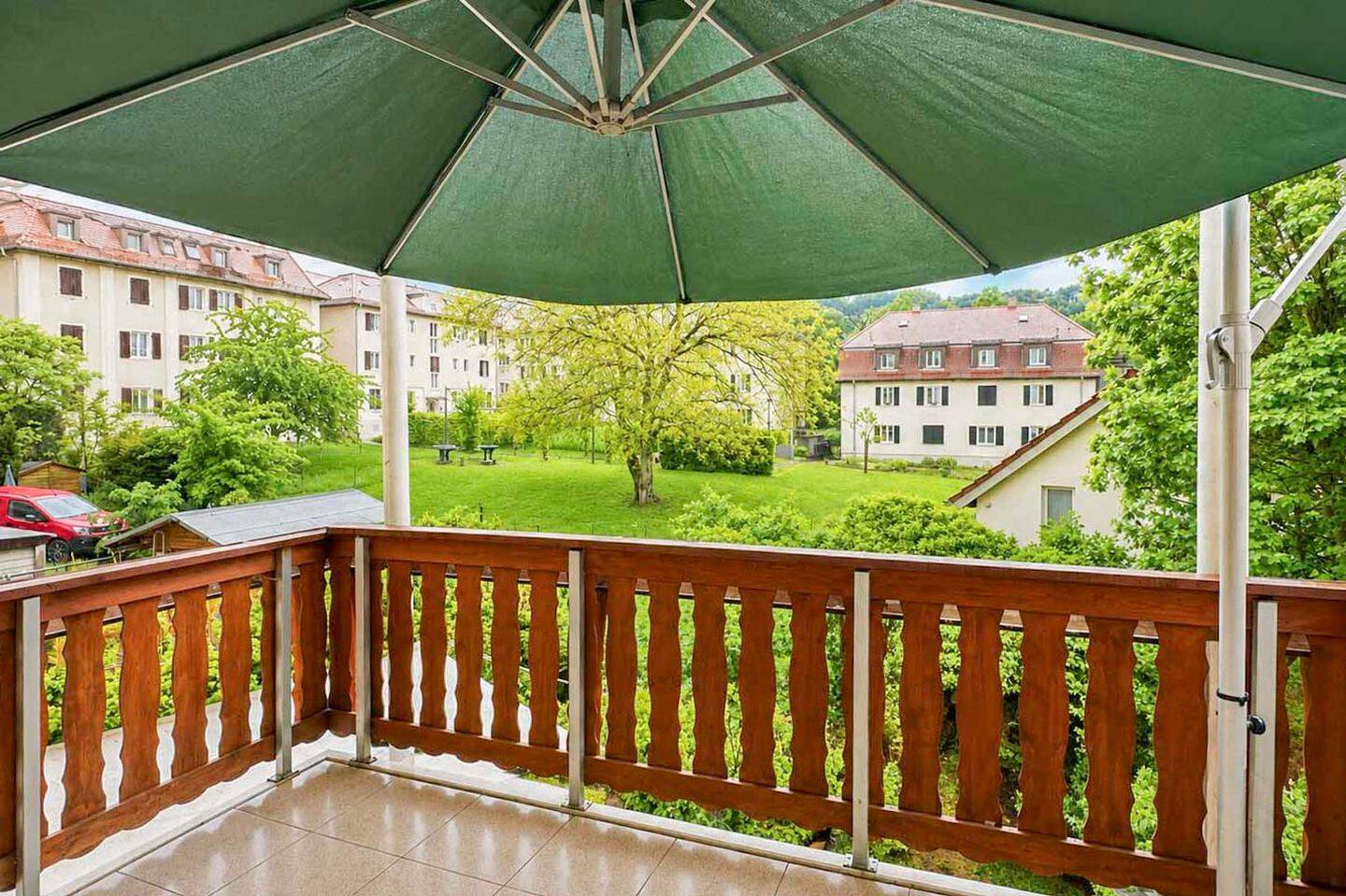 Charmante Altbauwohnung mit grünem Balkon & hohen Decken