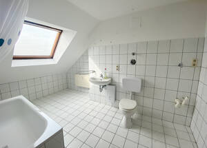Duisburg - 2-Zimmer-DG Eigentumswohnung mit großzügiger Raumaufteilung und Fernblick über die City – 47139 Duisburg – Vorschaubild 9