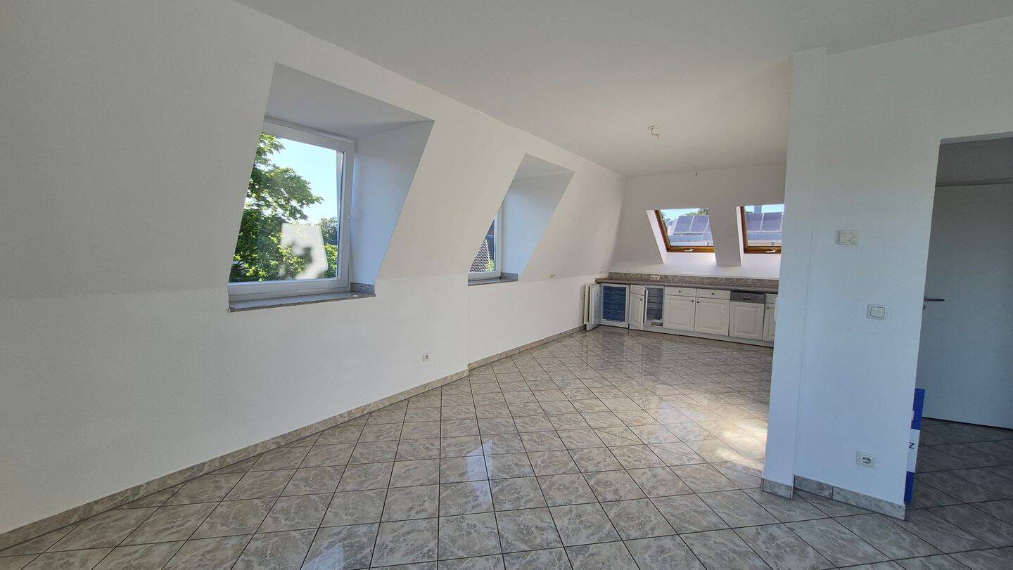 Großzügige und gut geschnittene DG Wohnung in gesuchter Lage direkt am Schmölderpark gelegen. Große Terrasse ! – Mönchengladbach – Vorschaubild 4