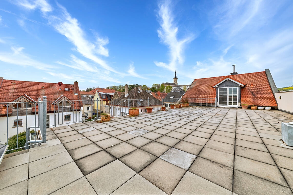 HISTORIC HOUSE!! approx. 230 m²! 7.5-room, 5.5-bed, 2.25-bath and XL roof terrace, pets allowed!