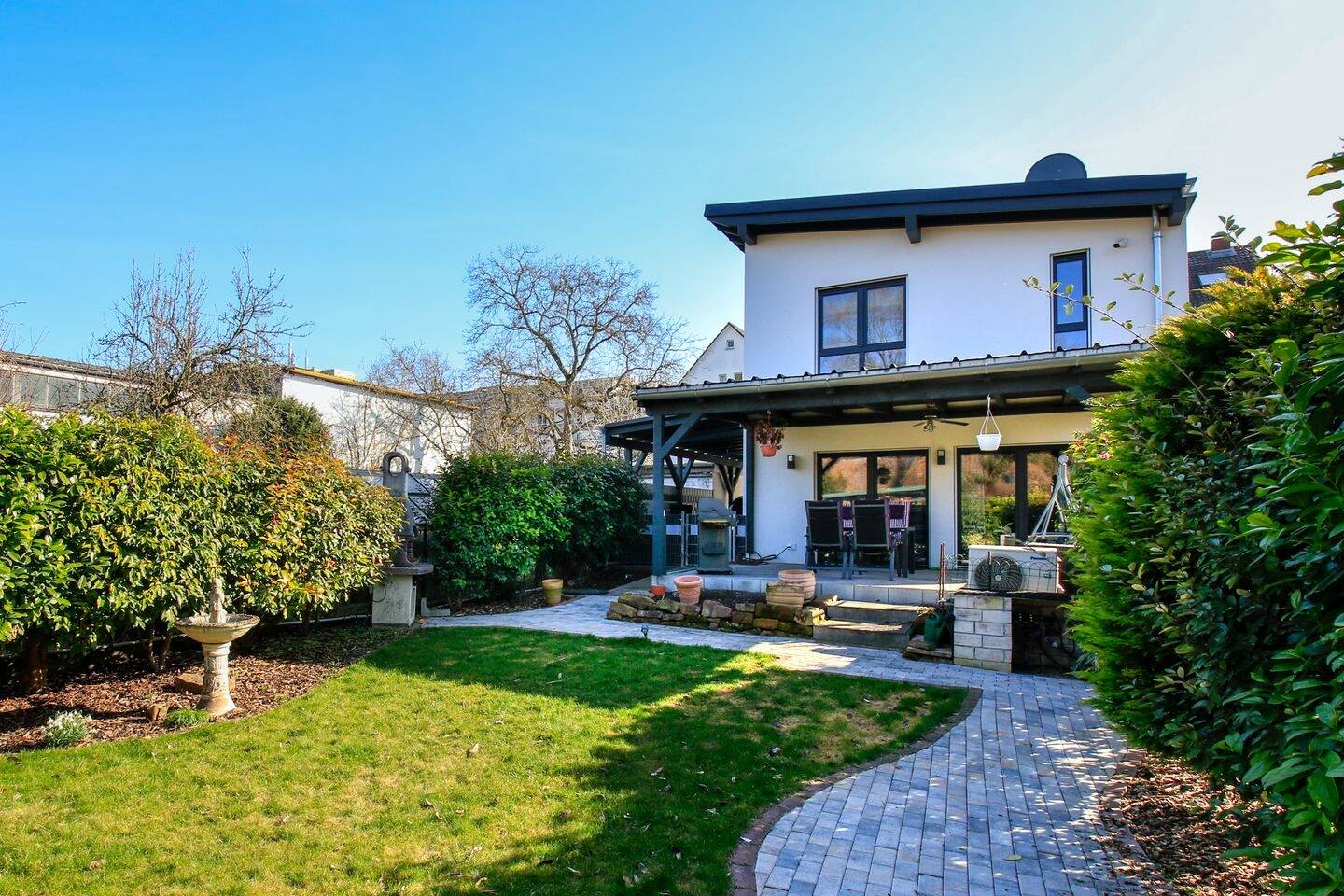 Charmantes Doppelhaus mit Einliegerwohnung und modernem Hinterhaus auf großzügigem Grundstück – Ludwigshafen am Rhein – Bild 1 von 9