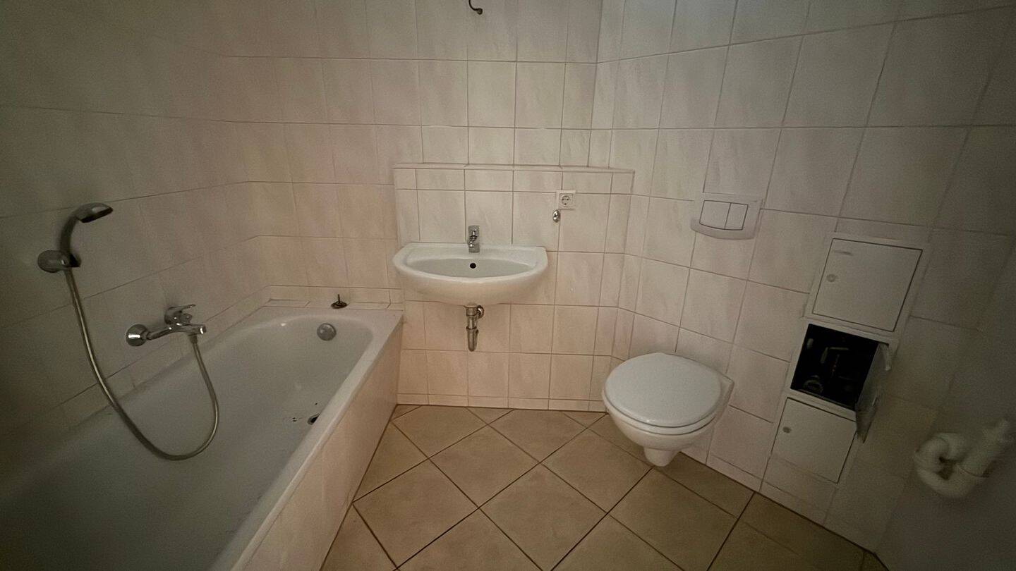 Frei ab sofort ! Küche mit Balkonzugang / Laminat / Bad mit Wanne u.v.m. – Chemnitz – Vorschaubild 6