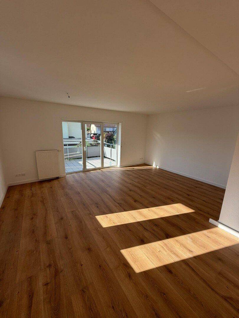 Helle renovierte 4 Zimmer Wohnung mit Balkon, Einbauküche & 2 Stellplätzen