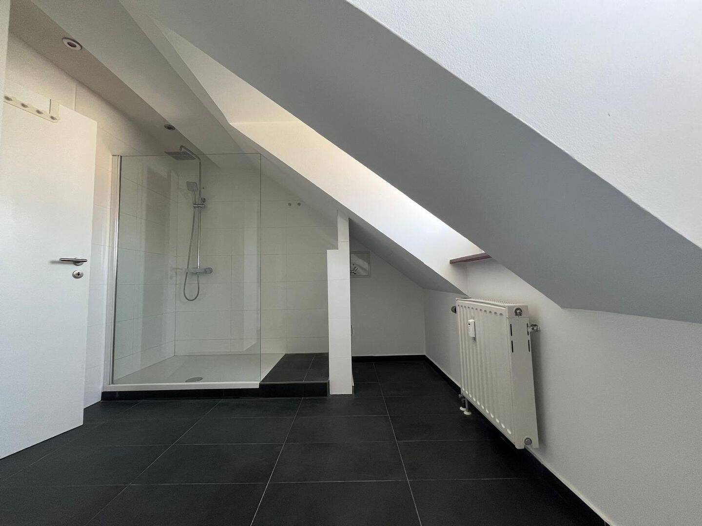 Helle 3-Zimmer DG-Wohnung in top Lage – Nürnberg – Vorschaubild 2