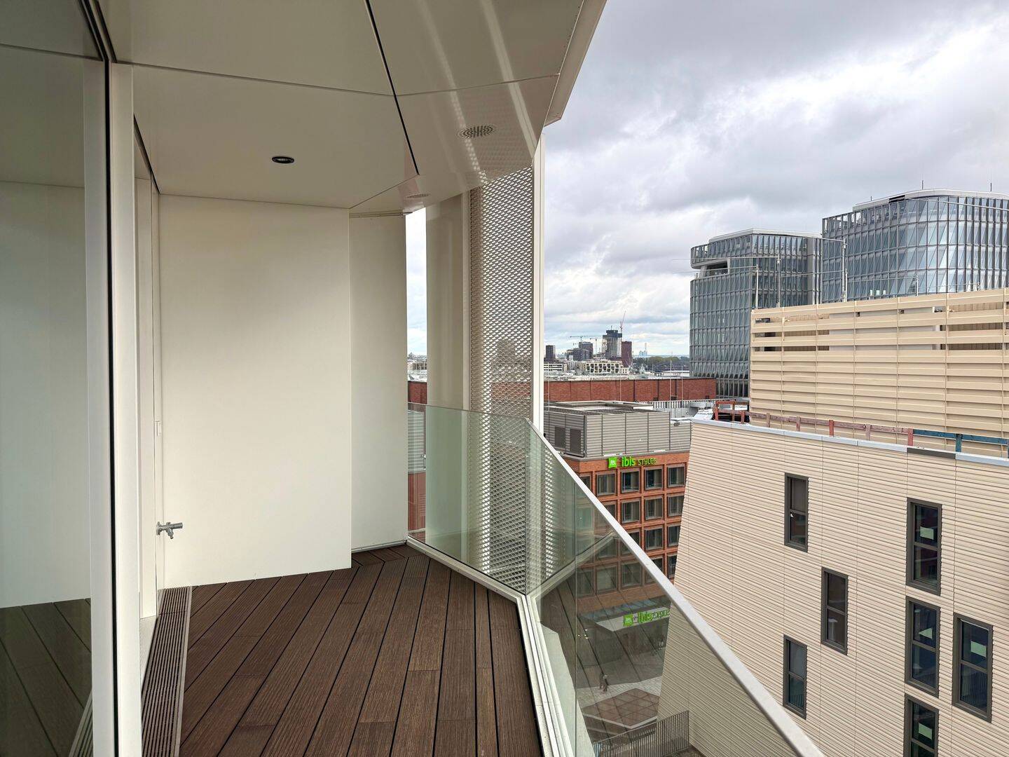 Design trifft Hafenflair: Exklusives Apartment mit Sonnenbalkon und Hafenblick – Hamburg – Vorschaubild 5