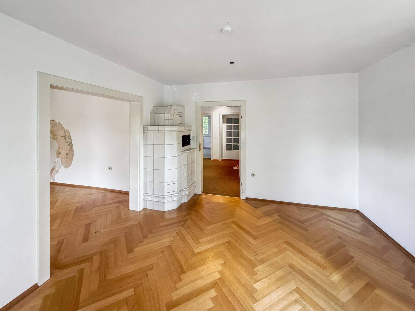 Bezugsfreies, renovierungsbedürftiges Zweifamilienhaus in gehobener Wohnlage auf großem Grundstück – München – Vorschaubild 3
