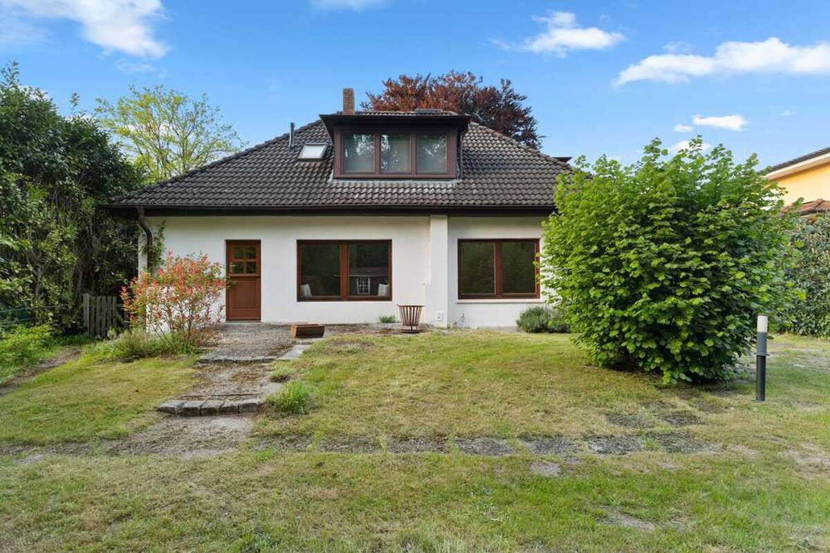 *** Charmantes Einfamilienhaus mit traumhaft weitläufigem Grundstück in begehrter Ohlstedter Lage*** – 22397 Hamburg – Bild 1 von 9