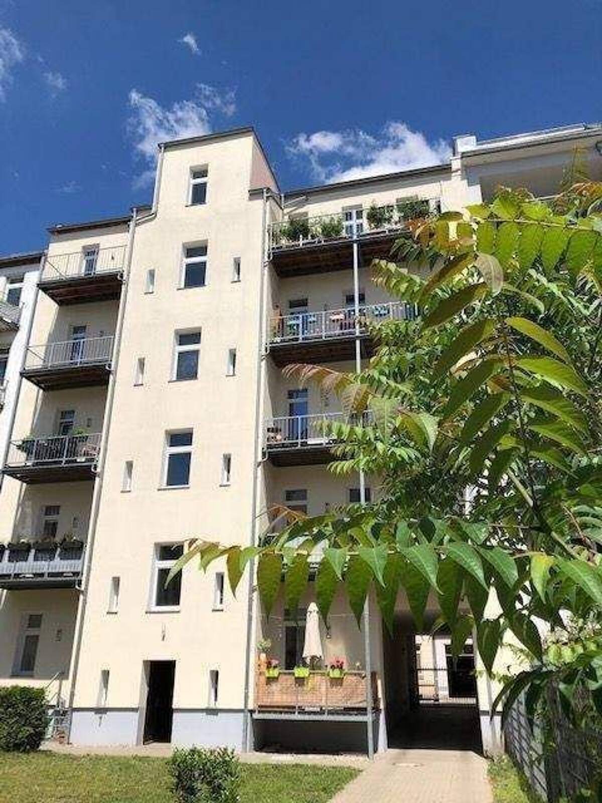 Schicke großräumige 2 Zimmerwohnung / Fußbodenheizung / Küche mit Zugang zum sonnigen Balkon / Tageslichtbad mit Wanne/Dusche – 4105 Leipzig – Bild 1 von 9