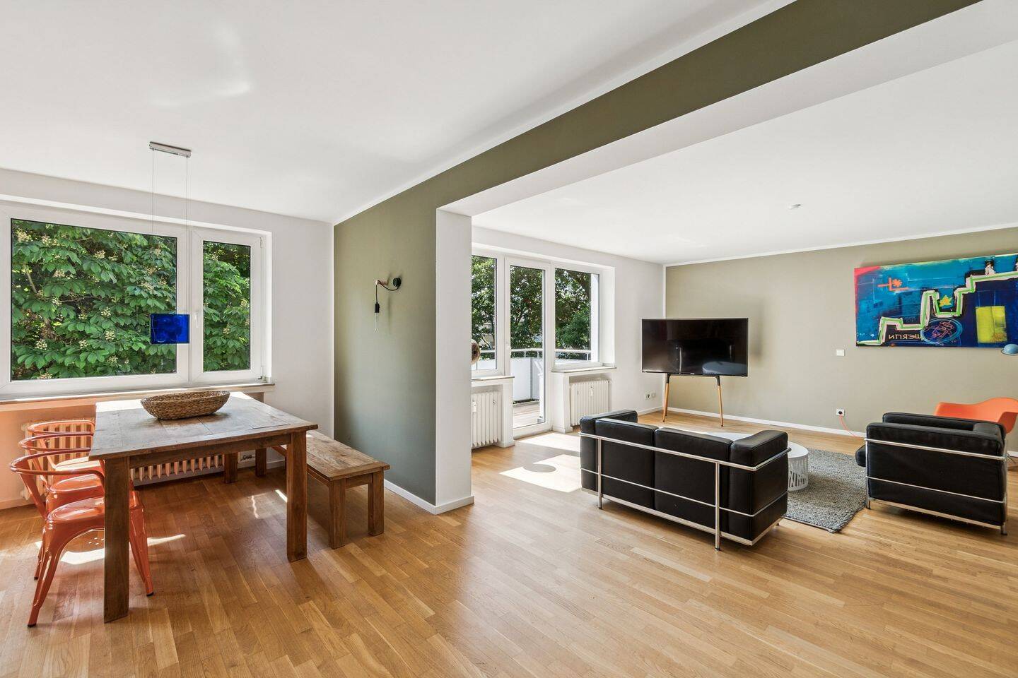 Top Lage: Exklusive 3,5 Zi.-Wohnung mit hochwertiger EBK, 2 Bädern u. Sonnenbalkon – Düsseldorf – Vorschaubild 2