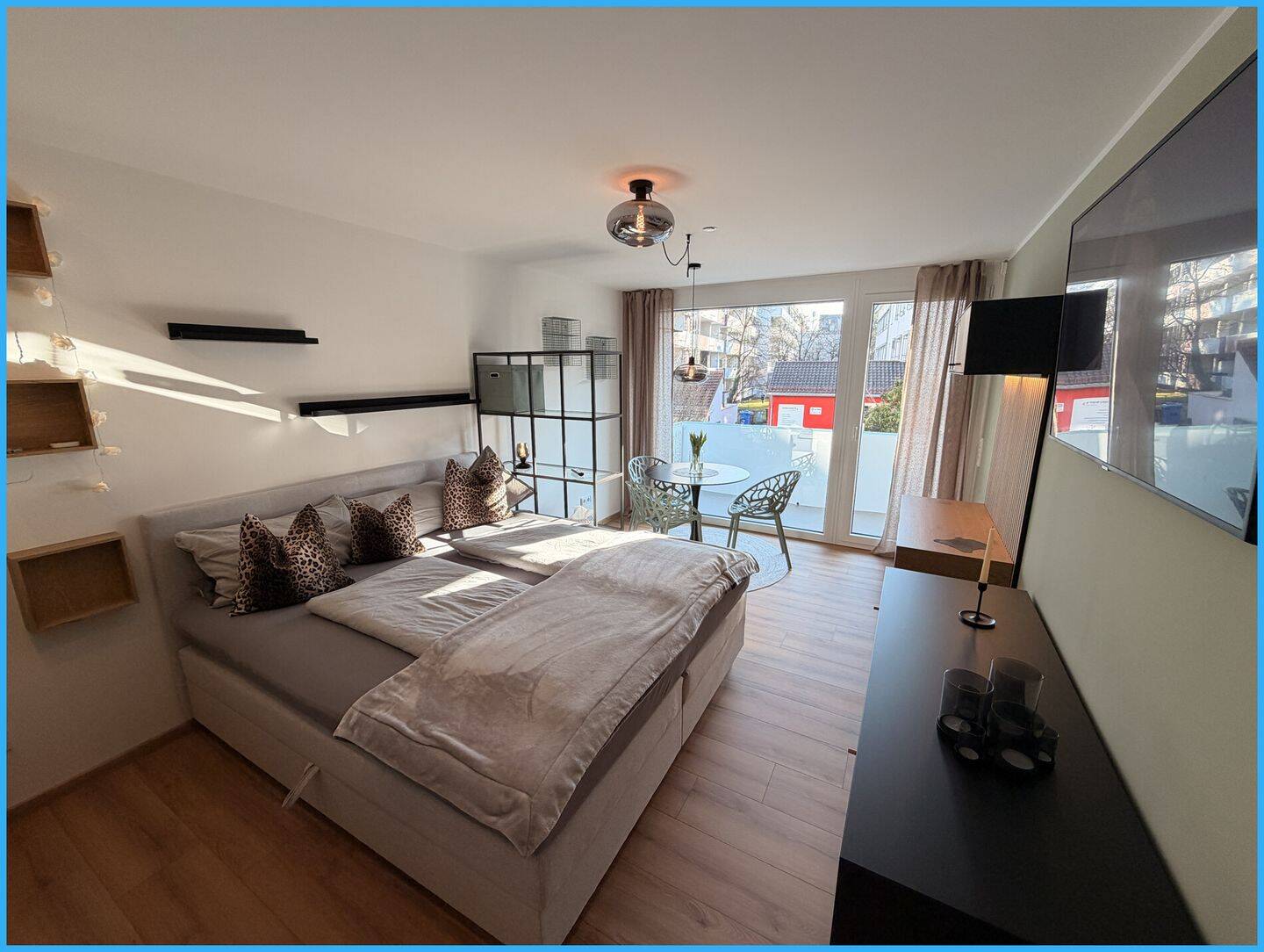 Luxuriöses, neu möbliertes Appartement - direkt bei der BMW FIZ-Windkanal - großer Balkon – München – Vorschaubild 2