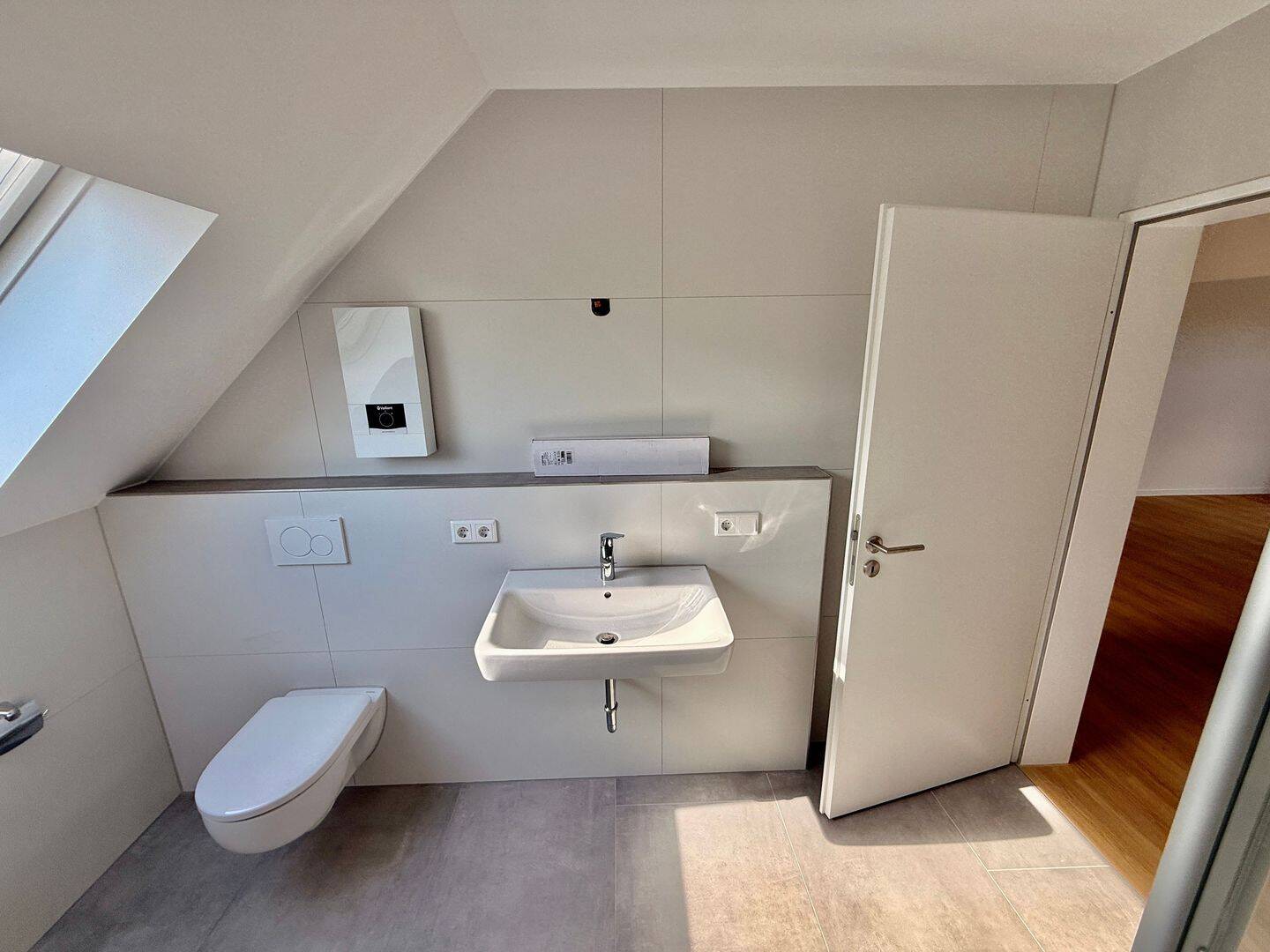 Traumhafte Dachgeschosswohnung in Wewer. Erstbezug nach Sanierung. Neues Bad. Neue Böden. Neue Türen. Großer Südbalkon. Garage. – Paderborn – Vorschaubild 9