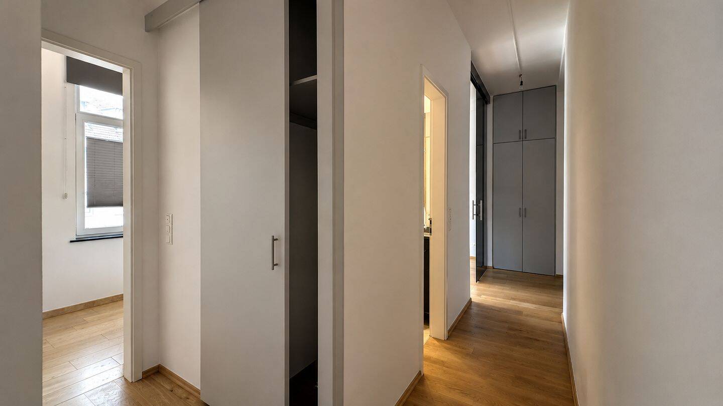 Traumhafte, sanierte Vierzimmer-Altbauwohnung mit großer Balkonterrasse – Düsseldorf – Vorschaubild 8