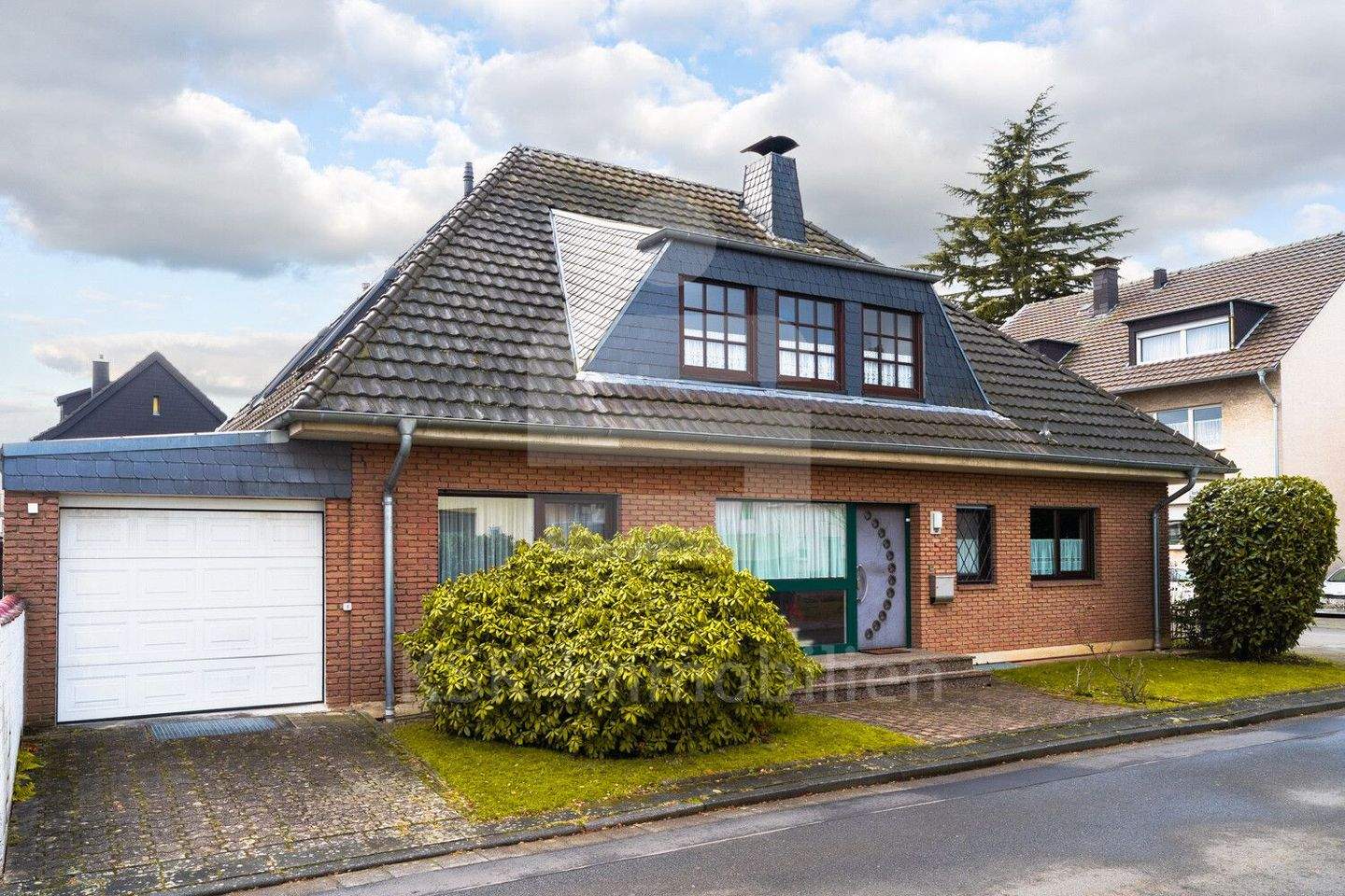 Geräumiges Einfamilienhaus in attraktiver Lage von Sankt Augustin Menden – Sankt Augustin – Bild 1 von 9