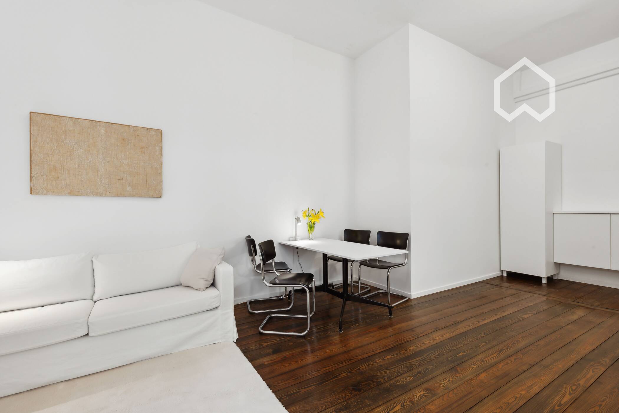 Helle und neu möblierte 2-Zimmer-Wohnung mit geräumigem Wohnbereich und Badewanne – Berlin – Vorschaubild 7