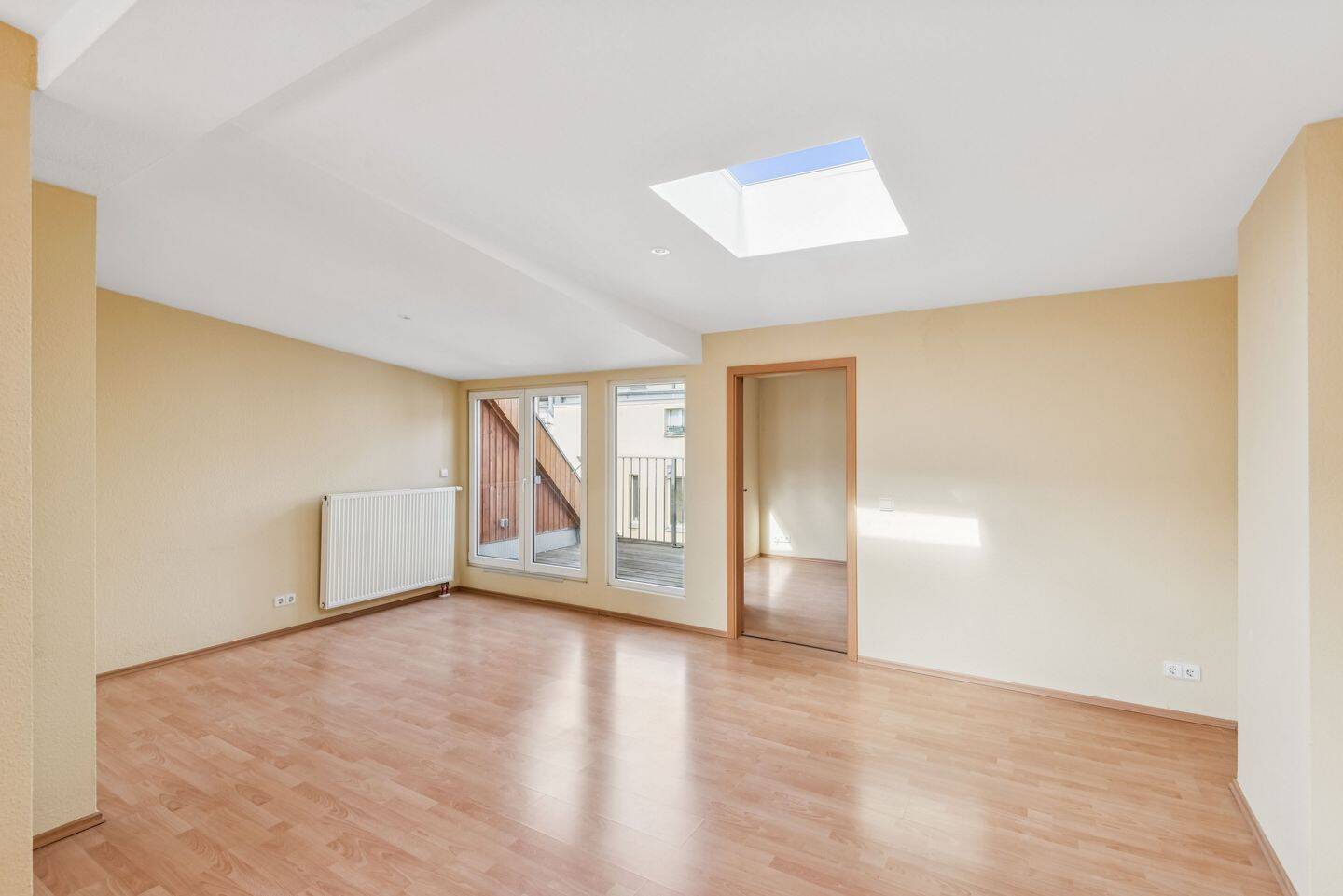 Helle Dachgeschosswohnung mit Dachterrasse in Spandauer Kiezlage – Berlin – Vorschaubild 2