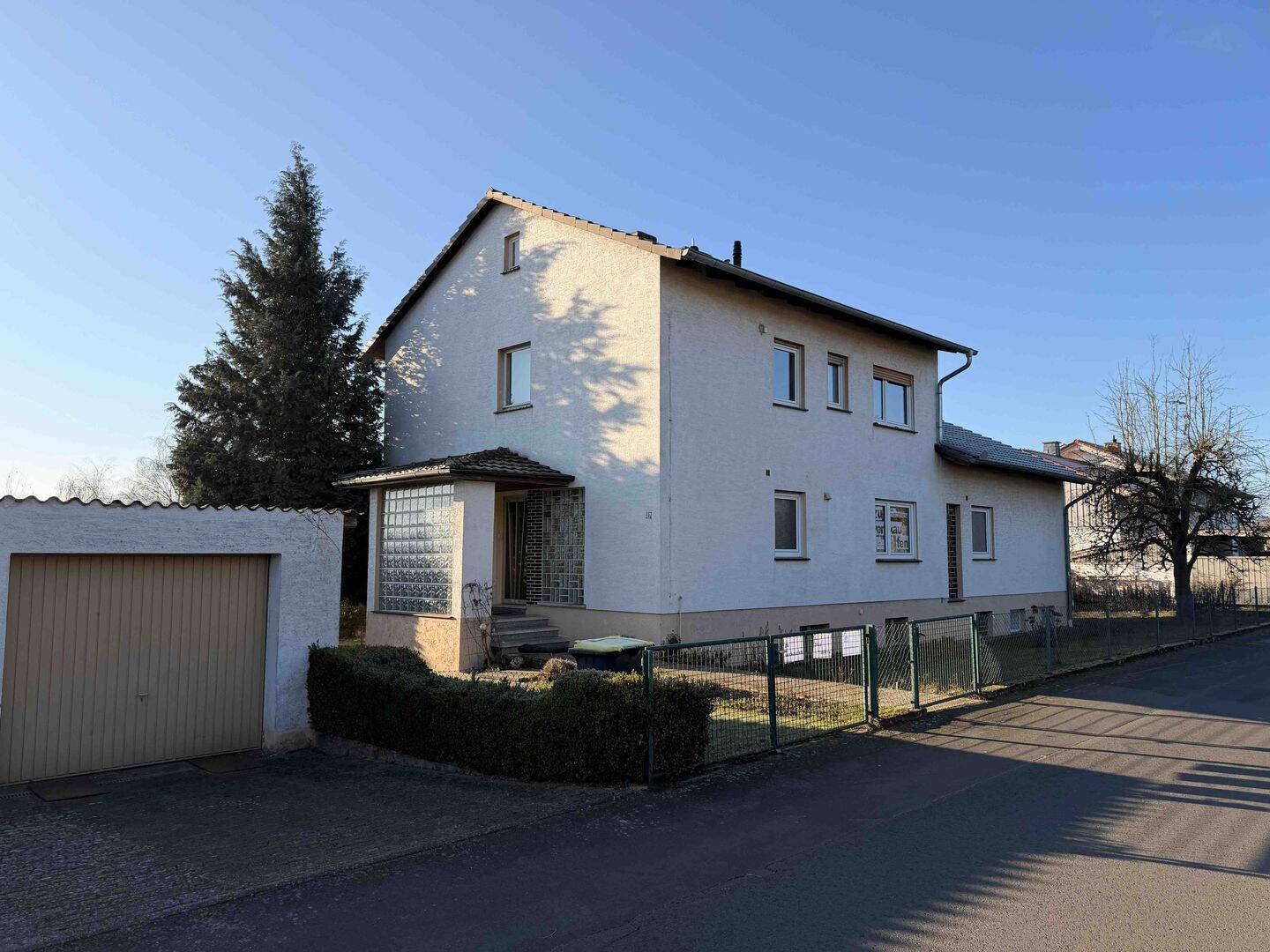 Großzügiges Zweifamilienhaus auf sonnigem Südgrundstück in Edertal-Bergheim – Edertal – Bild 1 von 9