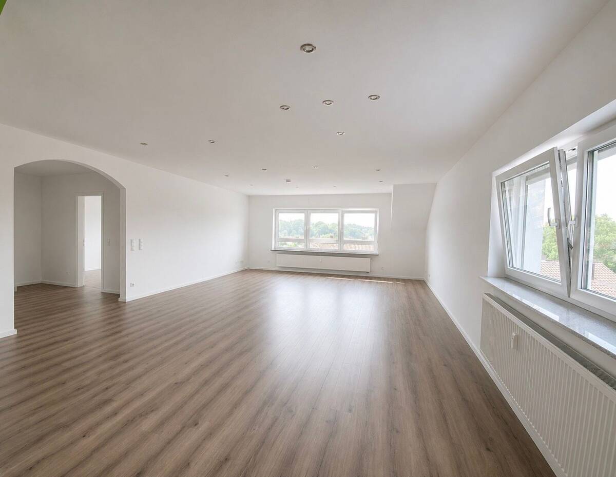 Moderne 4,5-Zimmer-Dachgeschosswohnung | 142 m² | hochwertige Einbauküche | Weitblick | Dreifamilienhaus – 75031 Eppingen – Bild 1 von 9