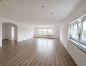 Moderne 4,5-Zimmer-Dachgeschosswohnung | 142 m² | hochwertige Einbauküche | Weitblick | Dreifamilienhaus