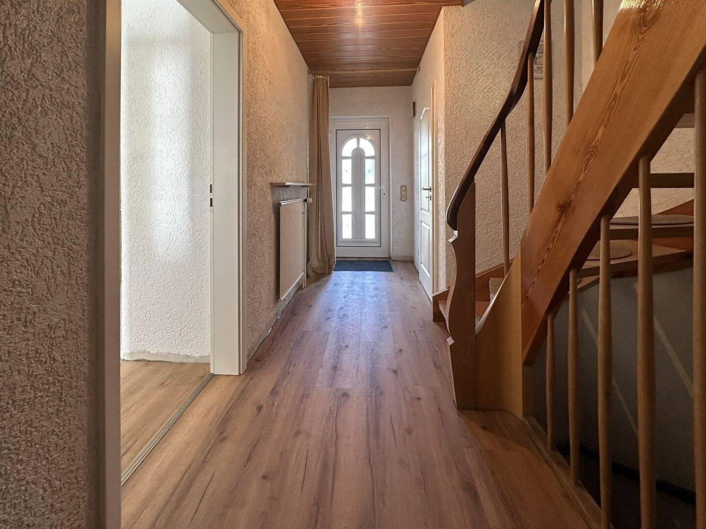 Reihenmittelhaus in Hainstadt - Ruhige Waldrandlage mit Terrasse, Balkon und Garage – Hainburg – Vorschaubild 2