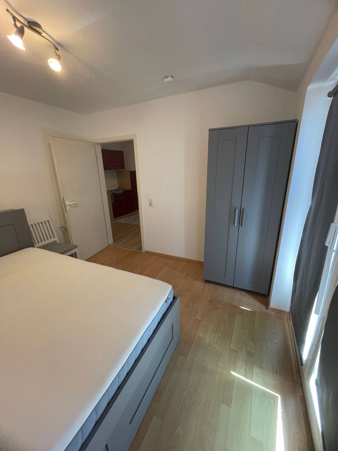 Charmante möblierte 2-Zimmer-Dachgeschosswohnung mit Balkon und Weitblick – Käshofen – Vorschaubild 2