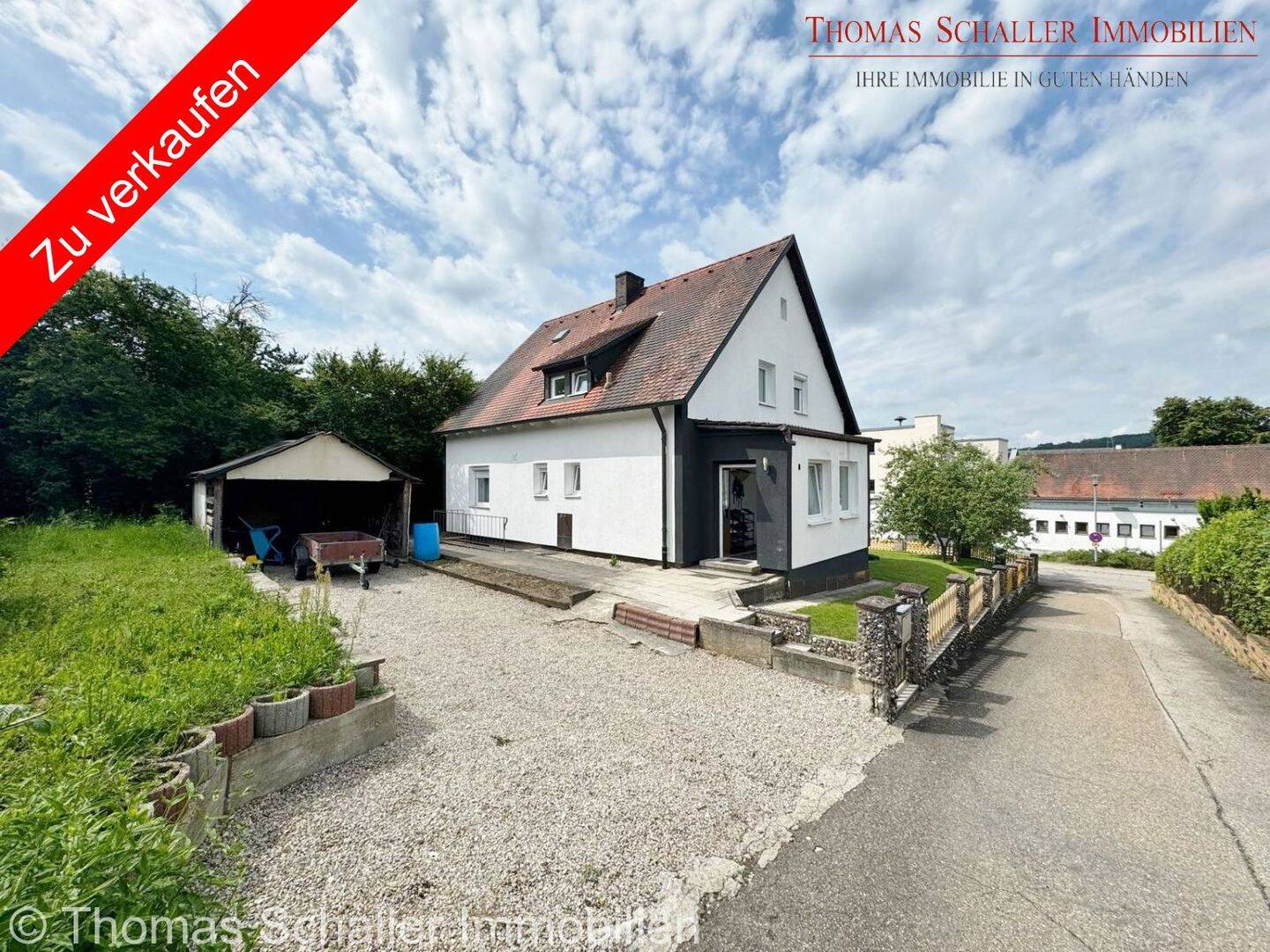 Schönes Einfamilienhaus auf Eckgrundstück mit Garten, Terrasse und Garage - Greding – Greding – Bild 1 von 9