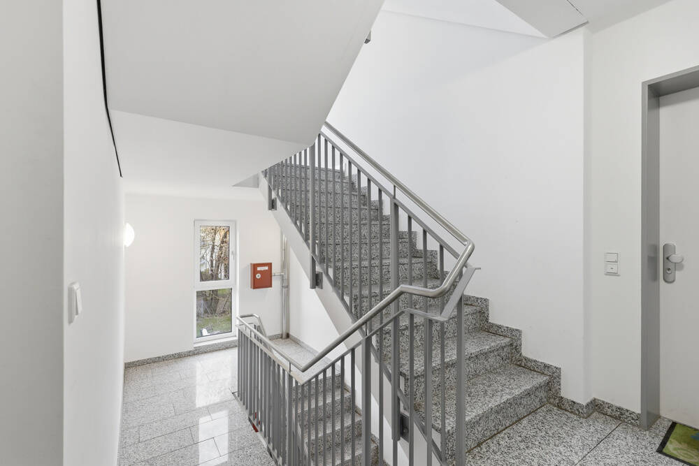 Attraktive 3-Zimmer-Wohnung in zentraler Lage - mit Loggia, Balkon und Tiefgaragenstellplatz – München – Vorschaubild 4