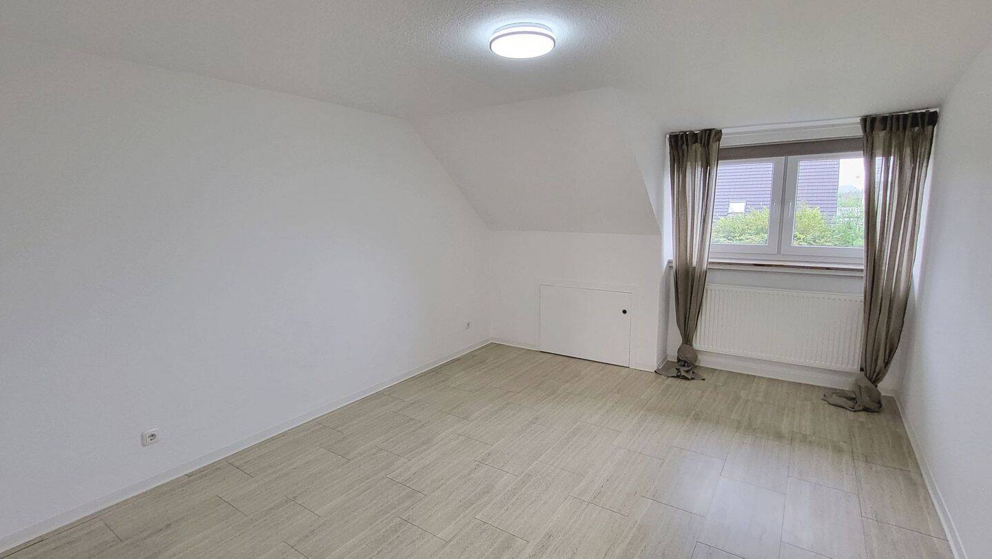 Gemütliche Wohnung mit ausgebautem Dachgeschoss & Einbauküche – Osnabrück – Vorschaubild 2