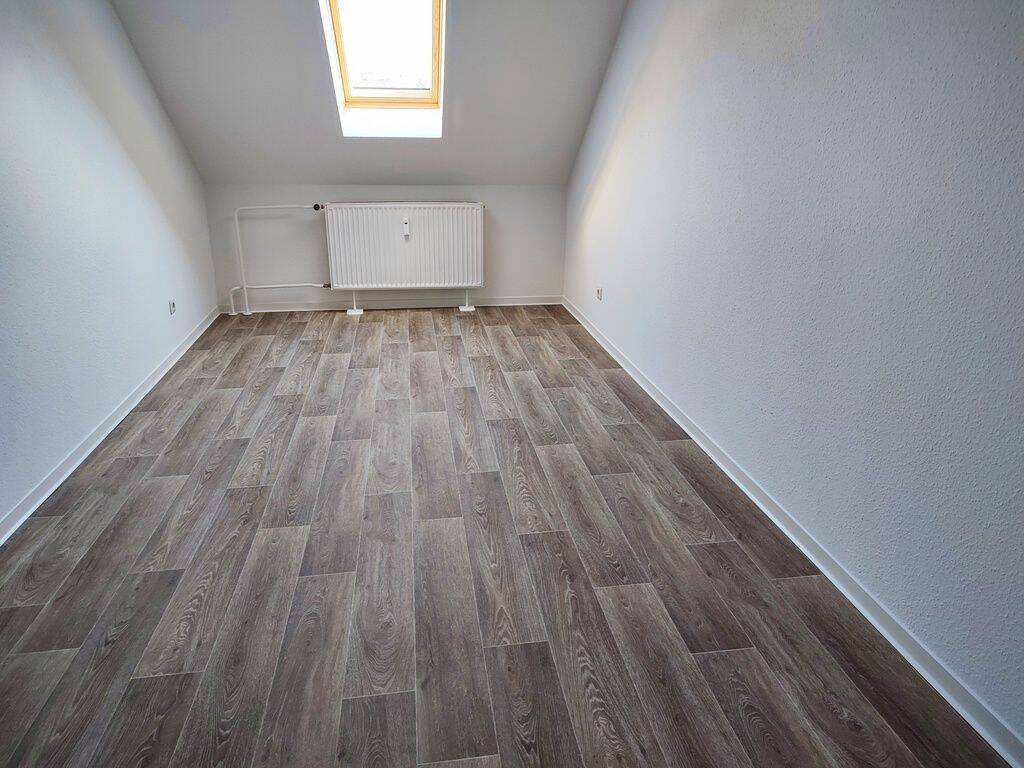 Schnuckelige Dachgeschosswohnung mit Badewanne – Chemnitz – Vorschaubild 3