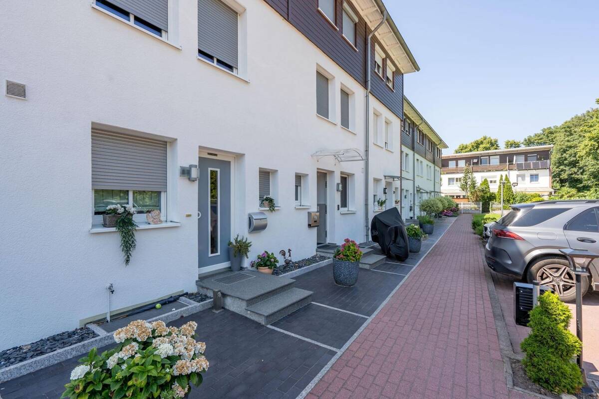 Modernes und energieeffizientes Reihenmittelhaus - stilvolles Wohnen für die ganze Familie – 22119 Hamburg – Bild 1 von 9