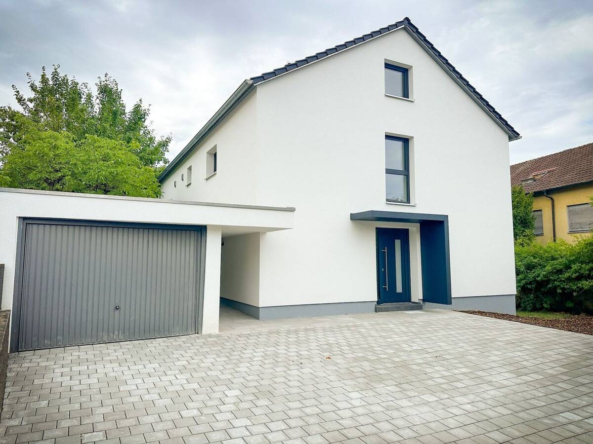 Kernsaniertes Einfamilienhaus mit Südgarten in Bestlage – Würzburg Frauenland – 97074 Würzburg – Bild 1 von 9