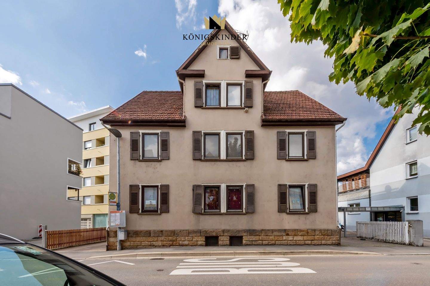 Mehrfamilienhaus mit Flair, Dachterrasse und Sanierungsförderung in zentraler Lage – Reichenbach an der Fils – Bild 1 von 9