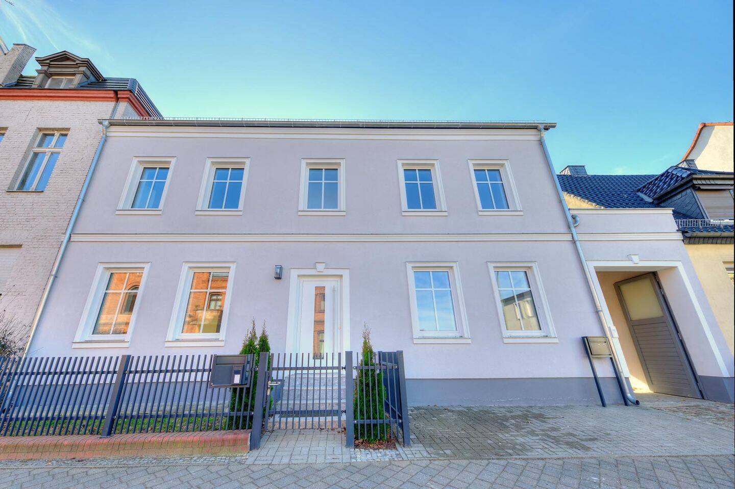 232 m² kernsaniertes Zweifamilienhaus mit Remise, Innenhof und moderner Energietechnik