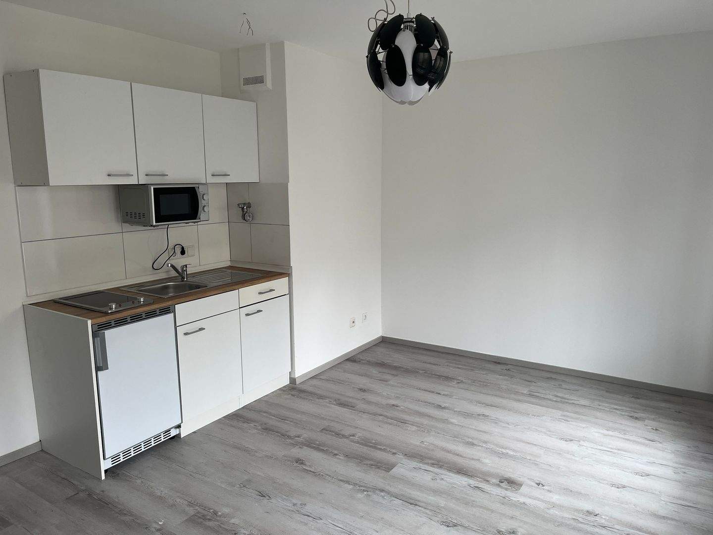 Gemütliche und helle 1 Zimmer-Wohnung zum Innenhof ausgerichtet, mit neuer Küchenzeile, modernem Duschbad, 2. OG - Nähe Nordklinikum – Nürnberg – Vorschaubild 3