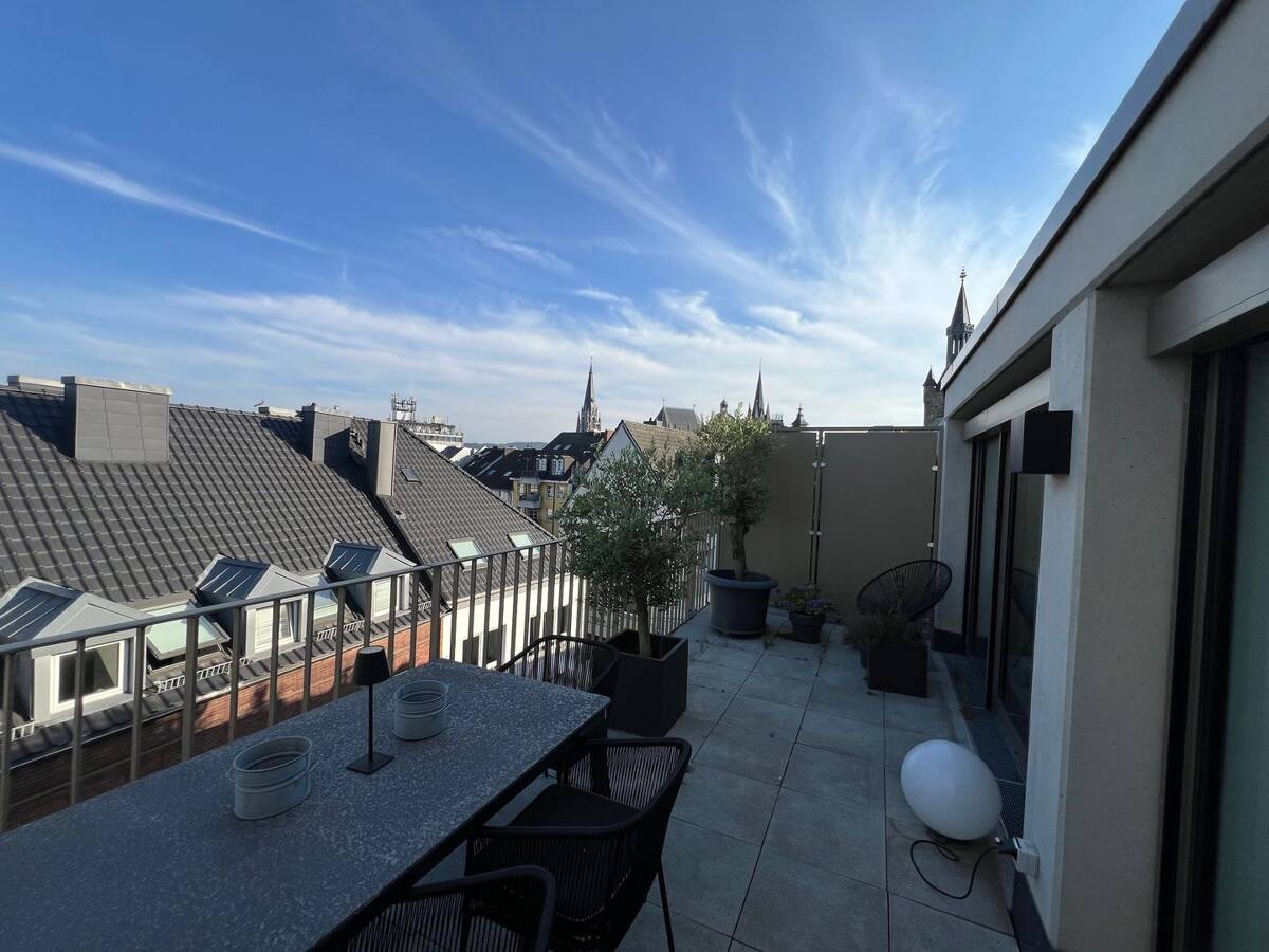 Wunderschöne und lichtdurchflutete Wohnung in bester Innenstadtlage – 52062 Aachen – Bild 1 von 8
