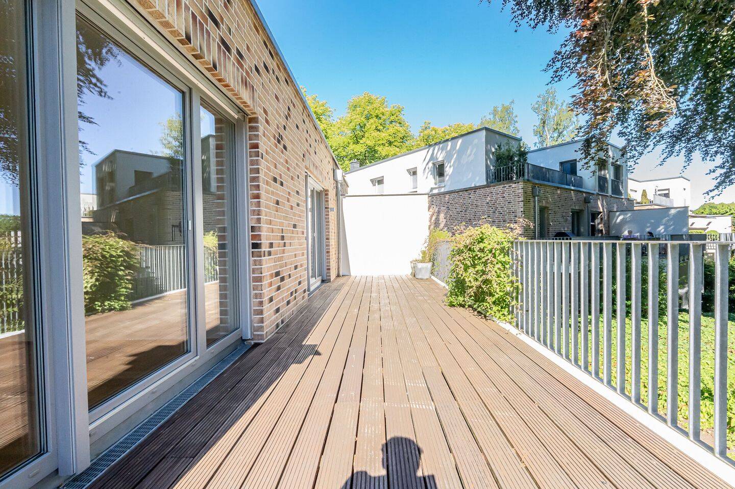 Moderne Maisonettewohnung mit Hauscharakter, überdachter Terrasse und großem Sonnenbalkon – Hamburg – Vorschaubild 7