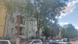 Vermietete 2-Zimmer-Eigentumswohnung mit Balkon in einem denkmalgeschützten Mehrfamilienhaus im attraktiven Stadtteil Giebichenstein – 6114 Halle (Saale) – Vorschaubild 2